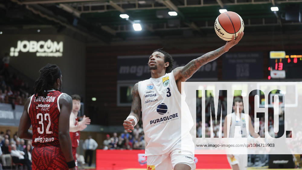 Pictured from left: Charles Thompson of Würzburg Baskets, No. 32, and DeLonnie Hunt of Syntainics MBC, No. 3, making a layup on October 18, 2026, Fitness First Würzburg Baskets vs. SYNTAINICS MBC, Netto BBL Cup, Round of 16, Germany, 97072, tectake Arena Würzburg,