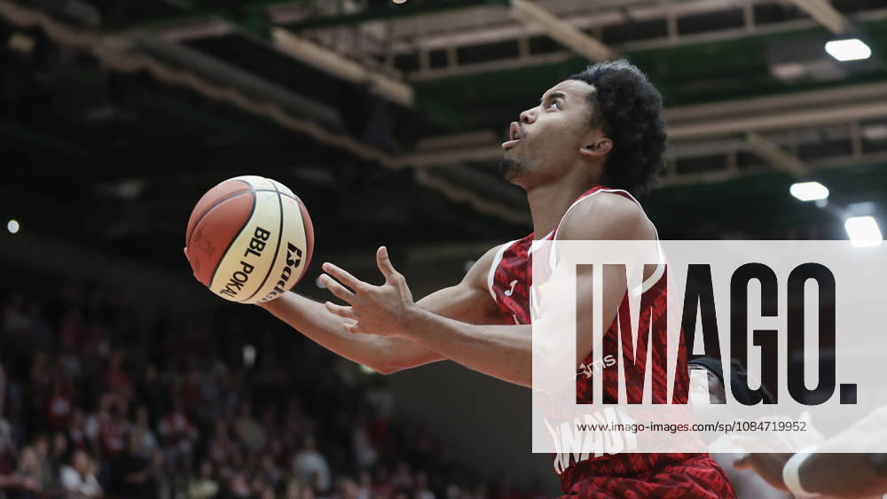 Pictured: Sam Griffin of the Würzburg Baskets, No. 4, making a layup, 18 10 2026, Fitness First Würzburg Baskets vs. SYNTAINICS MBC, Netto BBL Cup, Round of 16, Germany, 97072, tectake Arena Würzburg,