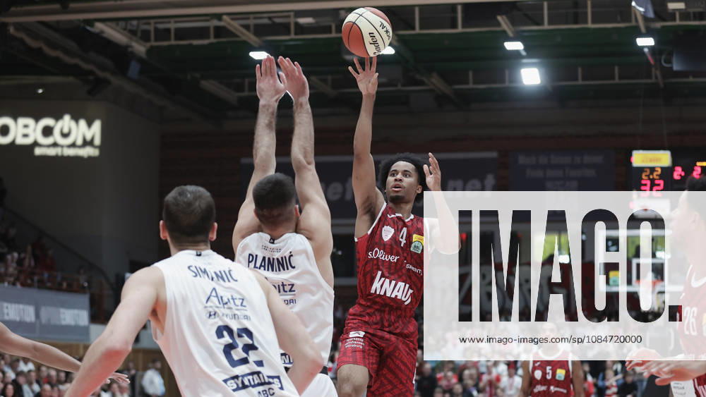 Pictured from left: Borisa Simanic of Syntainics MBC, No. 22, against Sam Griffin of Wuerzburg Baskets, No. 4, on a layup, 18 10 2026, Fitness First Wuerzburg Baskets vs. SYNTAINICS MBC, Netto BBL Cup, Round of 16, Germany, 97072, tectake Arena Wuerzburg,