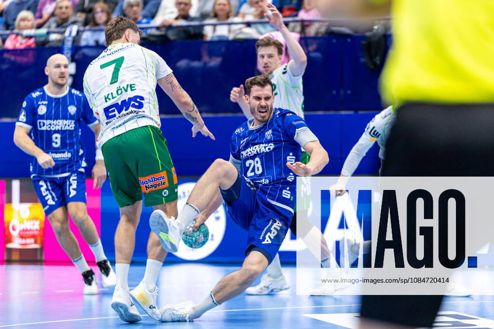 L R Victor Kloeve, Frisch Auf Göppingen, No. 7, in a duel with Hendrik Wagner, TBV Lemgo Lippe, No. 28, GER, TBV Lemgo Lippe vs. Frisch Auf Göppingen, Handball, 1st Bundesliga, Matchday 9, 2026–2027 season, October 18, 2026, GER, TBV Lemgo Lippe vs. Frisch Auf Göppingen, Handball, 1st Bundesliga, Matchday 9, 2026–2027 season, October 18, 2026, Lemgo