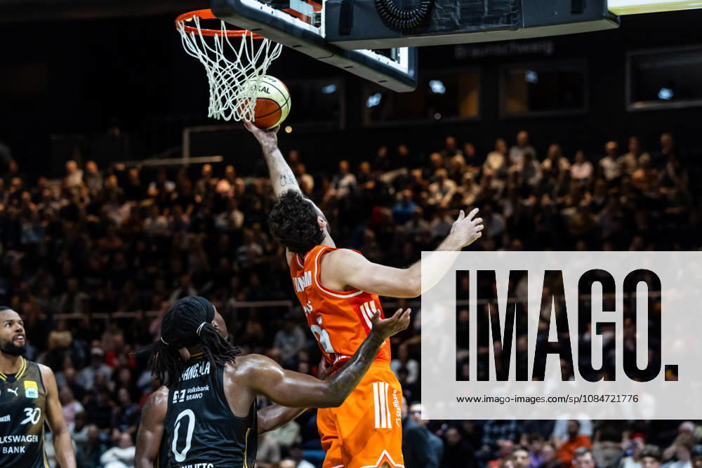 GER, BBL easyCredit Basketball Bundesliga Cup, Round of 16, Braunschweig, Basketball Löwen Braunschweig vs. Niners Chemnitz, Stefan Smith (Niners Chemnitz), 2–5, Braunschweig, Volkswagen Arena, Lower Saxony, Germany