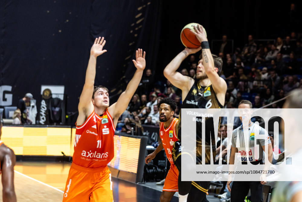 GER, BBL easyCredit Basketball Bundesliga Cup, Round of 16, Braunschweig, Basketball Löwen Braunschweig vs. Niners Chemnitz, Ferdinand Zylka (Basketball Löwen Braunschweig), 6; Elias Rödl (Niners Chemnitz), 11; Braunschweig Volkswagen Arena, Lower Saxony, Germany