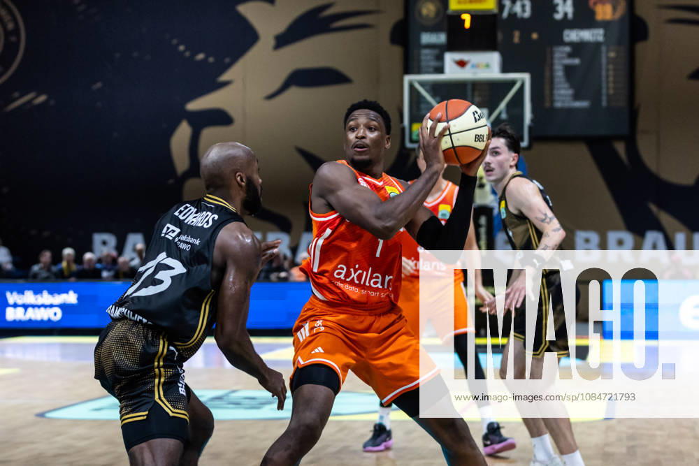 GER, BBL easyCredit Basketball Bundesliga Cup, Round of 16, Braunschweig, Basketball Löwen Braunschweig vs. Niners Chemnitz, Phlandrous Fleming Jr., Niners Chemnitz, 1, Sheldon Edwards, Basketball Löwen Braunschweig, 13, Braunschweig Volkswagen Arena, Lower Saxony, Germany