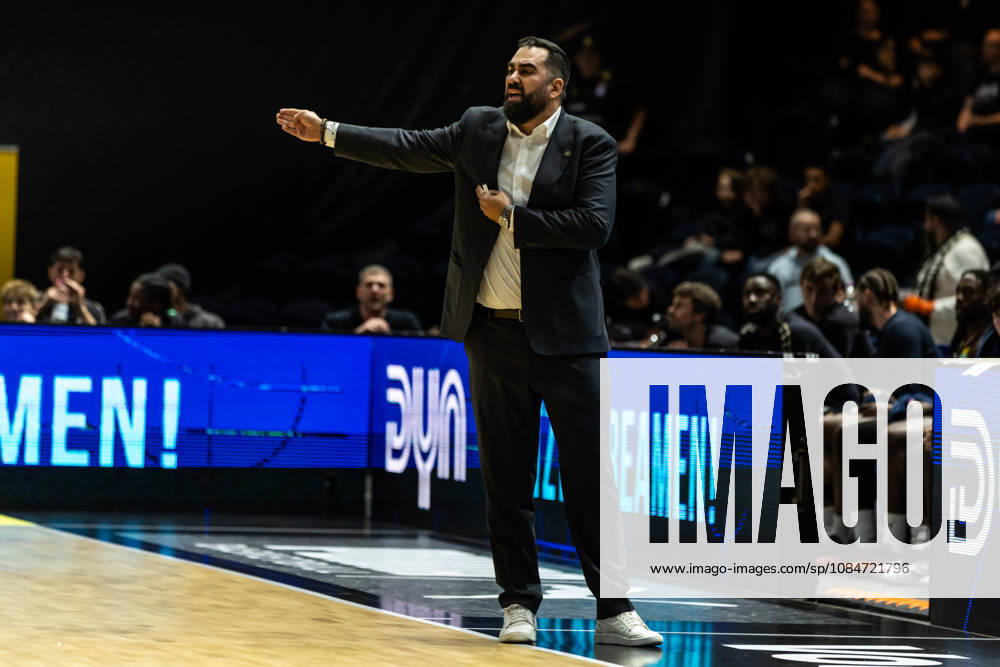 GER, BBL easyCredit Basketball Bundesliga Cup, Round of 16, Braunschweig, Basketball Löwen Braunschweig vs. Niners Chemnitz; Ramon Diaz Sanchez, coach of Basketball Löwen Braunschweig, gives hand signals; Braunschweig Volkswagen Arena, Lower Saxony, Germany