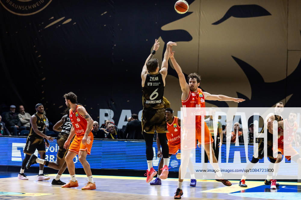 GER, easyCredit Basketball Bundesliga Cup, Round of 16, Braunschweig, Basketball Löwen Braunschweig vs. Niners Chemnitz, Ferdinand Zylka (Basketball Löwen Braunschweig), 6, Jannis von Seckendorff, Niners Chemnitz, 90, Braunschweig Volkswagen Arena, Lower Saxony, Germany