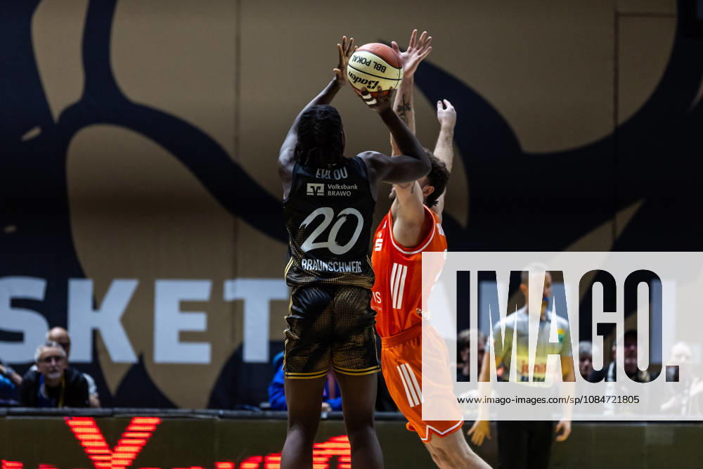 GER, BBL easyCredit Basketball Bundesliga Cup, Round of 16, Braunschweig, Basketball Löwen Braunschweig vs. Niners Chemnitz, Noah Eklou (Basketball Löwen Braunschweig), 20 Braunschweig Volkswagen Arena, Lower Saxony, Germany