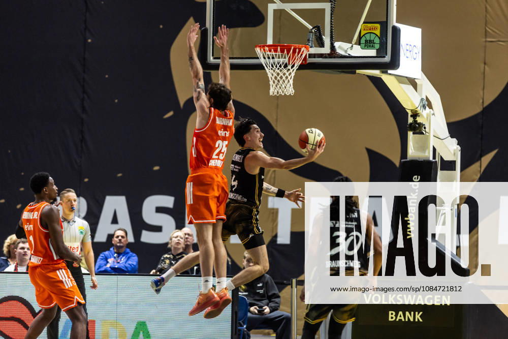 GER, BBL easyCredit Basketball Bundesliga Cup, Round of 16, Braunschweig, Basketball Löwen Braunschweig vs. Niners Chemnitz, Gian Aydinoglu (Basketball Löwen Braunschweig), 4; Ben Burnham (Niners Chemnitz), 25; Braunschweig Volkswagen Arena, Lower Saxony, Germany