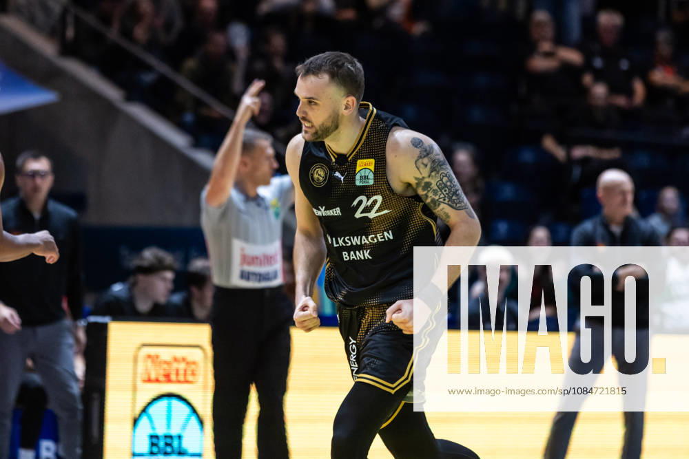 GER, BBL easyCredit Basketball Bundesliga Cup, Round of 16, Braunschweig, Basketball Löwen Braunschweig vs. Niners Chemnitz, Felipe Haase Thiers, Basketball Löwen Braunschweig, 22 fans celebrate at the Volkswagen Arena in Braunschweig, Lower Saxony, Germany