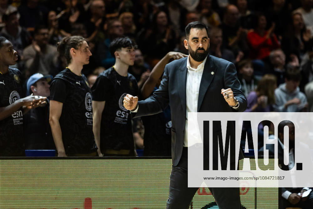 GER, BBL easyCredit Basketball Bundesliga Cup, Round of 16, Braunschweig, Basketball Löwen Braunschweig vs. Niners Chemnitz; Ramon Diaz Sanchez, coach of Basketball Löwen Braunschweig, celebrates at the Volkswagen Arena in Braunschweig, Lower Saxony, Germany