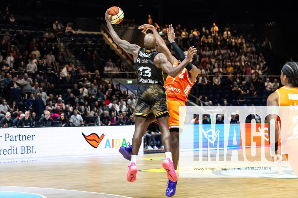 GER, BBL easyCredit Basketball Bundesliga Cup, Round of 16, Braunschweig, Basketball Löwen Braunschweig vs. Niners Chemnitz, Phlandrous Fleming Jr., Niners Chemnitz, 1, Sheldon Edwards, Basketball Löwen Braunschweig, 13, Braunschweig Volkswagen Arena, Lower Saxony, Germany