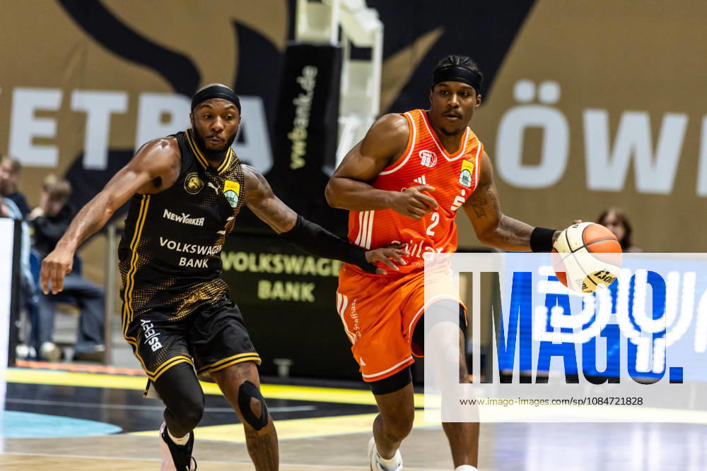 GER, BBL easyCredit Basketball Bundesliga Cup, Round of 16, Braunschweig, Basketball Löwen Braunschweig vs. Niners Chemnitz, Stefan Smith (Niners Chemnitz), 2, DeJour Reaves (Basketball Löwen Braunschweig), 3, Braunschweig Volkswagen Arena, Lower Saxony, Germany