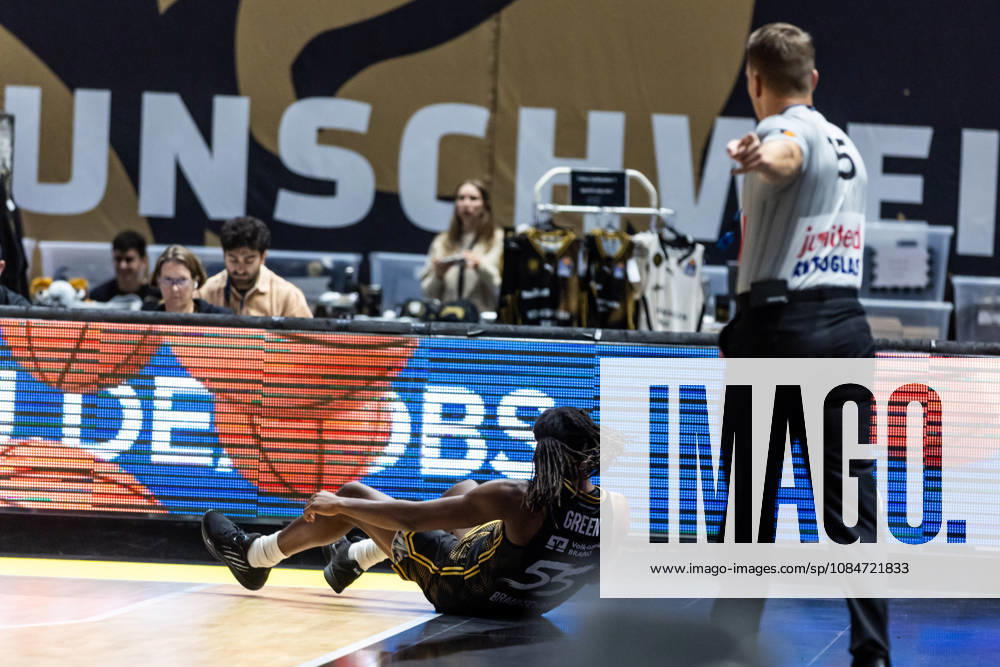 GER, BBL easyCredit Basketball Bundesliga Cup, Round of 16, Braunschweig, Basketball Löwen Braunschweig vs. Niners Chemnitz, Tajh Green, Basketball Löwen Braunschweig, 55, battling for the ball, Braunschweig Volkswagen Arena, Lower Saxony, Germany