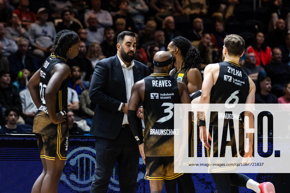 GER, BBL easyCredit Basketball Bundesliga Cup, Round of 16, Braunschweig, Basketball Löwen Braunschweig vs. Niners Chemnitz; Ramon Diaz Sanchez, coach of Basketball Löwen Braunschweig, talks with his players at the Volkswagen Arena in Braunschweig, Lower Saxony, Germany