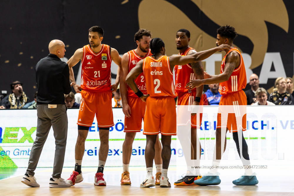 GER, BBL easyCredit Basketball Bundesliga Cup, Round of 16, Braunschweig, Basketball Löwen Braunschweig vs. Niners Chemnitz; Rodrigo Pastore, Head Coach of the Niners Chemnitz, speaks with his players at the Volkswagen Arena in Braunschweig, Lower Saxony, Germany