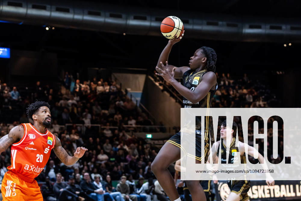 GER, BBL easyCredit Basketball Bundesliga Cup, Round of 16, Braunschweig, Basketball Löwen Braunschweig vs. Niners Chemnitz, Noah Eklou (Basketball Löwen Braunschweig), 20 Braunschweig Volkswagen Arena, Lower Saxony, Germany