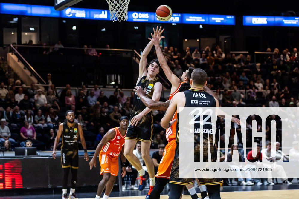 GER, BBL easyCredit Basketball Bundesliga Cup, Round of 16, Braunschweig, Basketball Löwen Braunschweig vs. Niners Chemnitz, Christopher Wahren, Basketball Löwen Braunschweig, 52, Braunschweig Volkswagen Arena, Lower Saxony, Germany