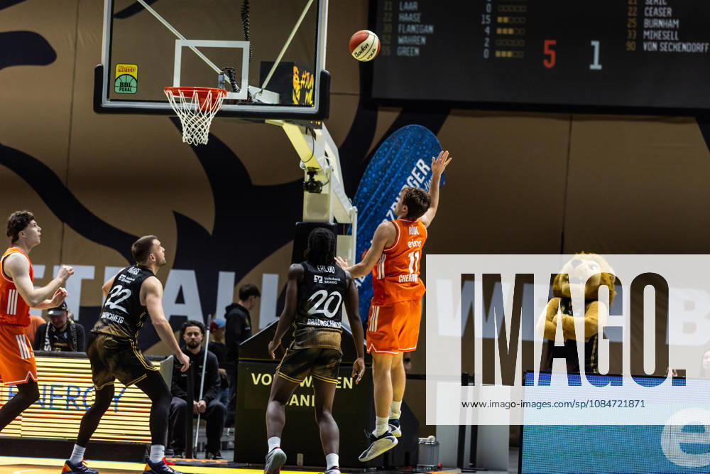 GER, BBL easyCredit Basketball Bundesliga Cup, Round of 16, Braunschweig, Basketball Löwen Braunschweig vs. Niners Chemnitz, Elias Rödl (Niners Chemnitz), 11, Noah Eklou (Basketball Löwen Braunschweig), 20, Braunschweig Volkswagen Arena, Lower Saxony, Germany