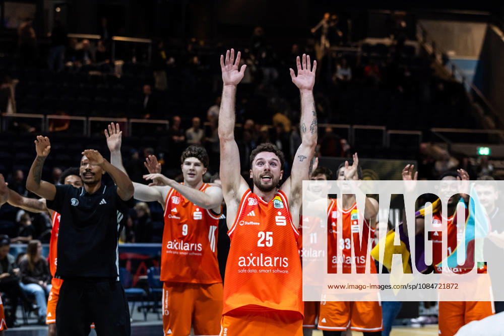 GER, BBL easyCredit Basketball Bundesliga Cup, Round of 16, Braunschweig, Basketball Löwen Braunschweig vs. Niners Chemnitz, Ben Burnham (Niners Chemnitz), 25, celebrates with the team at the Braunschweig Volkswagen Arena, Lower Saxony, Germany