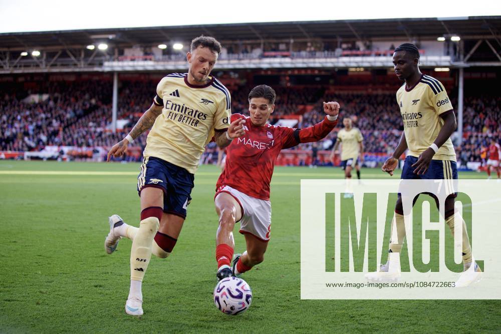Football - FA Premier League - Nottingham Forest FC v Arsenal FC NOTTINGHAM, ENGLAND - Sunday, October 18, 2026: Arsenal s Ben White is challenged by Nottingham Forest s Nicolas Dominguez during the FA Premier League match between Nottingham Forest FC and Arsenal FC at the City Ground. (Photo by David Rawcliffe Propaganda) NOTTINGHAM City Ground NOTTINGHAMSHIRE ENGLAND
