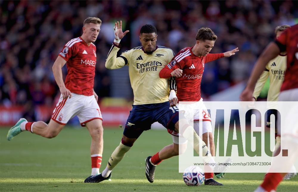 Football - FA Premier League - Nottingham Forest FC v Arsenal FC NOTTINGHAM, ENGLAND - Sunday, October 18, 2026: Arsenal s Ezri Konsa (L) challenges Nottingham Forest s James McAtee during the FA Premier League match between Nottingham Forest FC and Arsenal FC at the City Ground. (Photo by David Rawcliffe Propaganda) NOTTINGHAM City Ground NOTTINGHAMSHIRE ENGLAND