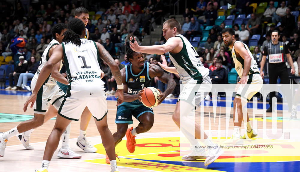 BBL Basketball Cup, Frankfurt Skyliners vs. VET Concept Gladiators Trier, featuring Isaiah Swope of the Fraport Skyliners Frankfurt and Marten Linssen of the Gladiators Trier, head-to-head matchup, Frankfurt am Main