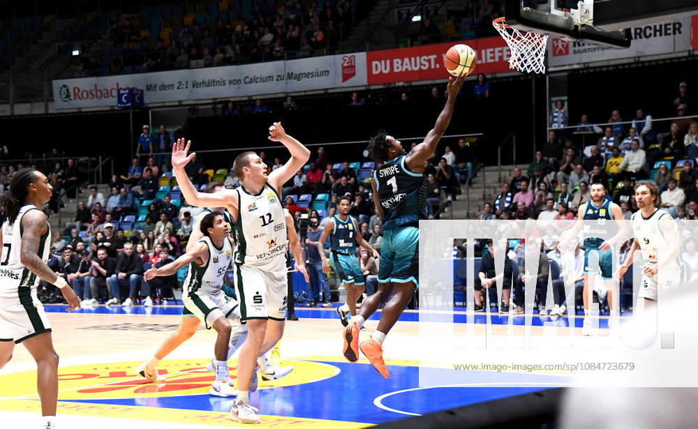 BBL Basketball Cup, Frankfurt Skyliners vs. VET Concept Gladiators Trier, featuring Isaiah Swope of the Fraport Skyliners Frankfurt and Marten Linssen of the Gladiators Trier, head-to-head matchup, duel, shot, Frankfurt am Main