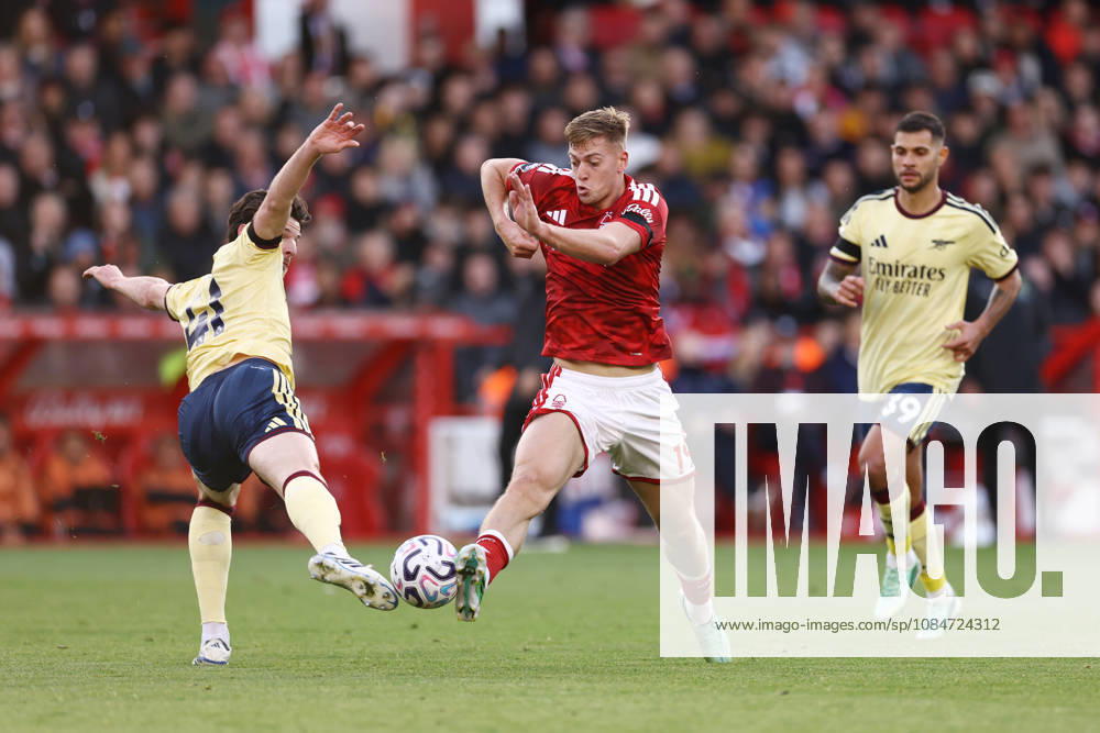 Nottingham Forest gegen Arsenal, 18. Oktober 2026, Nottingham, Premier League, Fußball: Nottingham Forest gegen Arsenal – Liam Delap von Nottingham Forest im Zweikampf mit Declan Rice von Arsenal. Foto: Jacques Feeney, Offside, Nottingham, Großbritannien