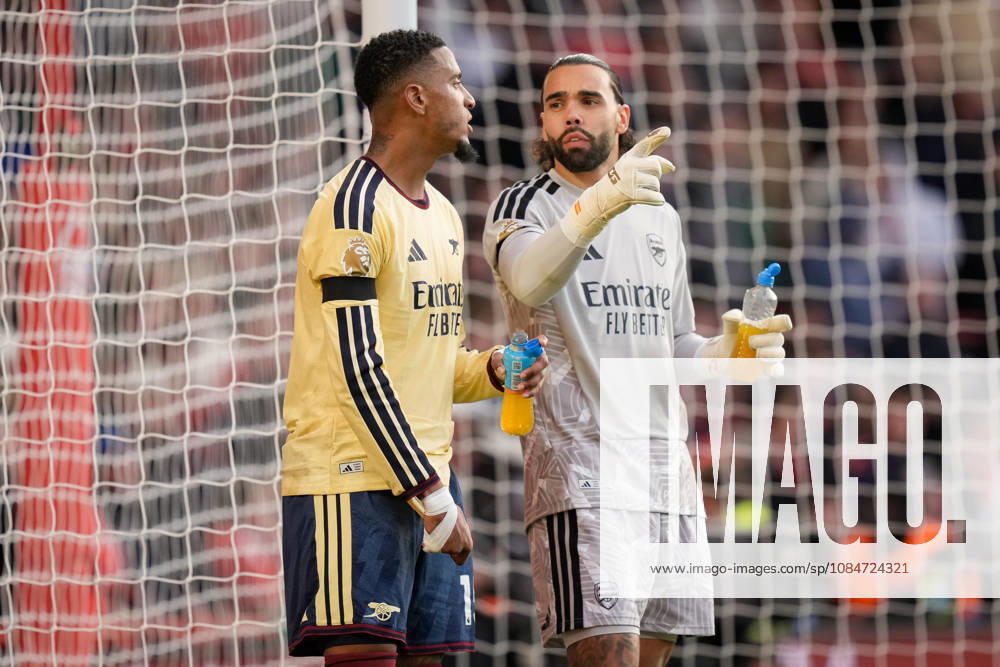 Premier League: Nottingham Forest v Arsenal Arsenal goalkeeper David Raya gives his team instructions to Ezri Konsa of Arsenal during the Premier League match Nottingham Forest vs Arsenal at City Ground, Nottingham, United Kingdom on 18 October 2026 (Photo by Maynard Manyowa News Images) Nottingham City Ground Nottinghamshire United Kingdom
