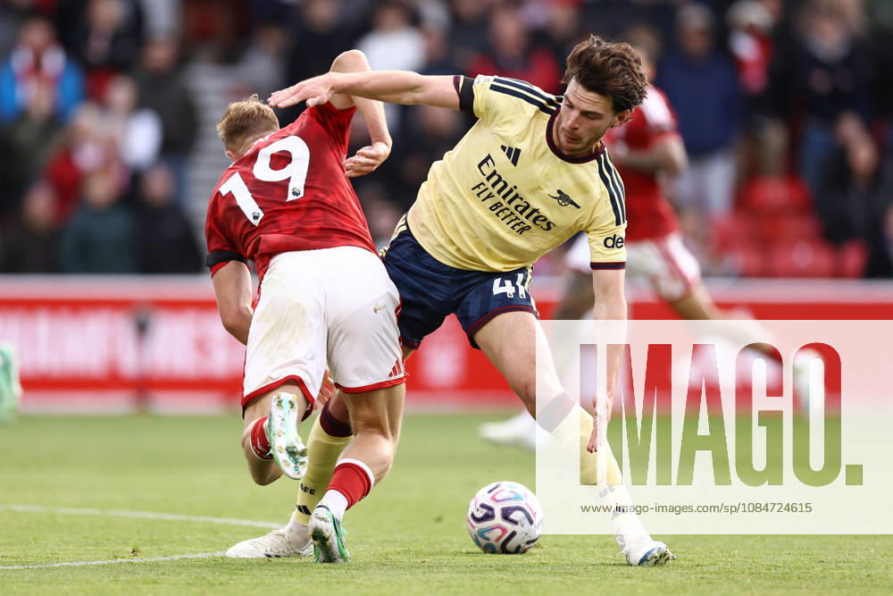 Nottingham Forest FC gegen Arsenal FC – Premier League 2026 27 – NOTTINGHAM, ENGLAND 18. OKTOBER Declan Rice von Arsenal im Zweikampf mit Liam Delap von Nottingham Forest während des Premier-League-Spiels 2026 27 zwischen Nottingham Forest FC und Arsenal FC im City Ground am 18. Oktober 2026 in Nottingham, Vereinigtes Königreich. Foto: Jacques Feeney, Offside, Offside via Getty Images, Nottingham, England, Vereinigtes Königreich