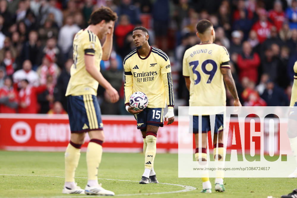 Nottingham Forest FC gegen Arsenal FC – Premier League 2026 27 – NOTTINGHAM, ENGLAND 18. OKTOBER Ezri Konsa von Arsenal wirkt niedergeschlagen während des Premier-League-Spiels 2026 27 zwischen Nottingham Forest FC und Arsenal FC im City Ground am 18. Oktober 2026 in Nottingham, Vereinigtes Königreich Foto: Jacques Feeney Offside Offside via Getty Images Nottingham England Vereinigtes Königreich