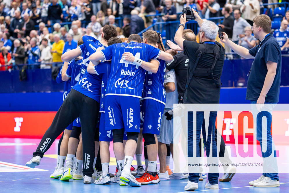 The TBV Lemgo Lippe players celebrate after their 28–26 victory. GER, TBV Lemgo Lippe vs. Frisch Auf Göppingen, Handball, 1st Bundesliga, Matchday 9, 2026–2027 season, October 18, 2026, GER, TBV Lemgo Lippe vs. Frisch Auf Göppingen, Handball, 1st Bundesliga, Matchday 9, 2026–2027 season, October 18, 2026, Lemgo
