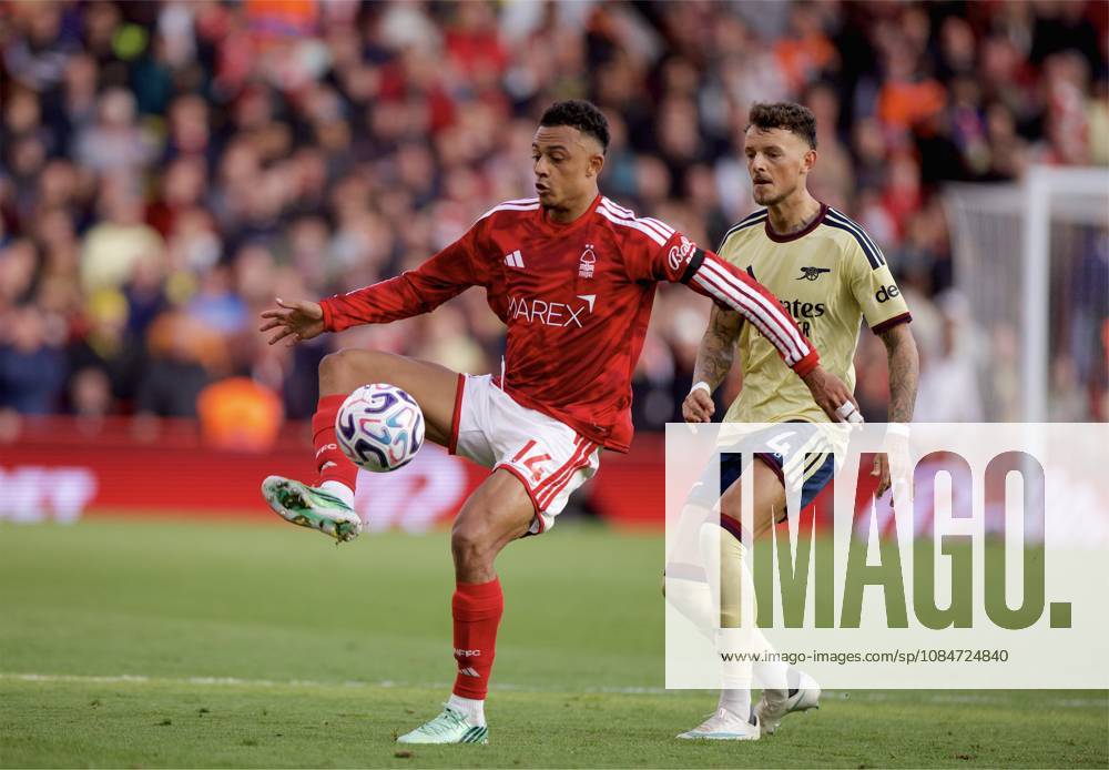 Football - FA Premier League - Nottingham Forest FC v Arsenal FC NOTTINGHAM, ENGLAND - Sunday, October 18, 2026: Nottingham Forest s Dan Ndoye (L) is challenged by Arsenal s Ben White during the FA Premier League match between Nottingham Forest FC and Arsenal FC at the City Ground. (Photo by David Rawcliffe Propaganda) NOTTINGHAM City Ground NOTTINGHAMSHIRE ENGLAND