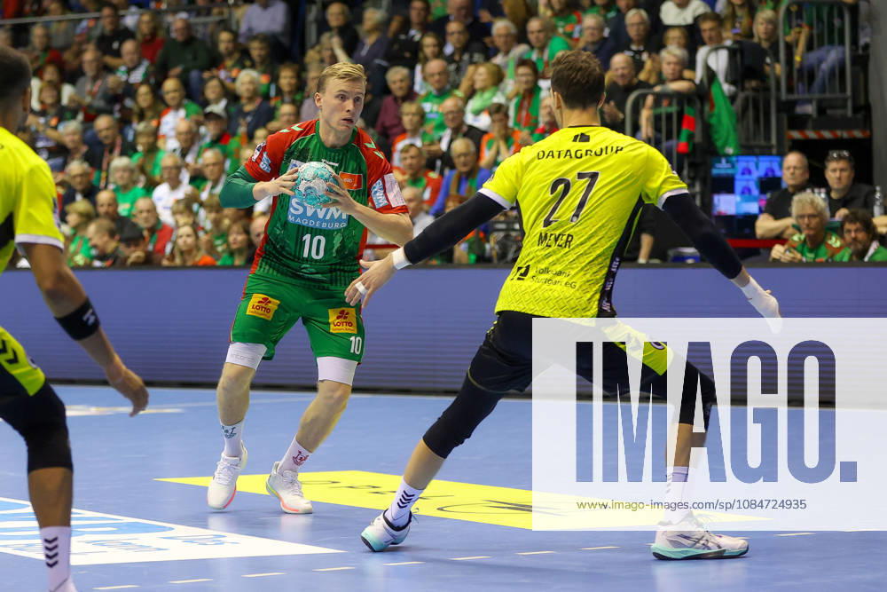 Handball Opel HBL SC Magdeburg vs. TVB Stuttgart, from left: Gisli Thorgeir Kristjansson (Magdeburg), 1. Dominik Reimann (Magdeburg), 1, Philipp Meyer Stuttgart, 27: One-on-one, duel, battle, tackle Magdeburg