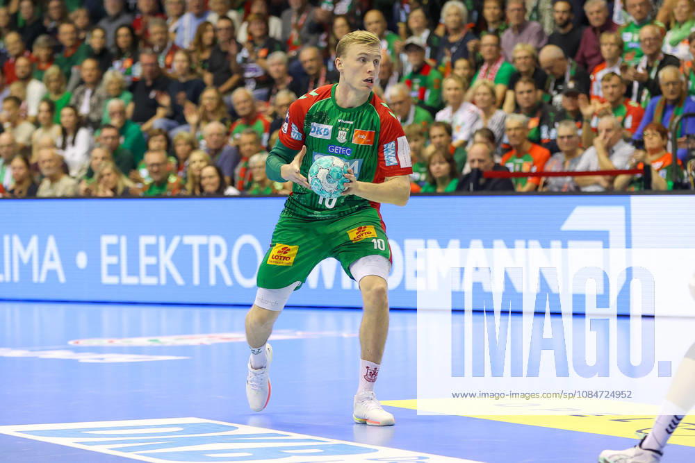 Opel HBL SC Magdeburg vs. TVB Stuttgart, from left: Gisli, Thorgeir, Kristjansson (Magdeburg), 10 with the ball, plays the ball (Magdeburg)