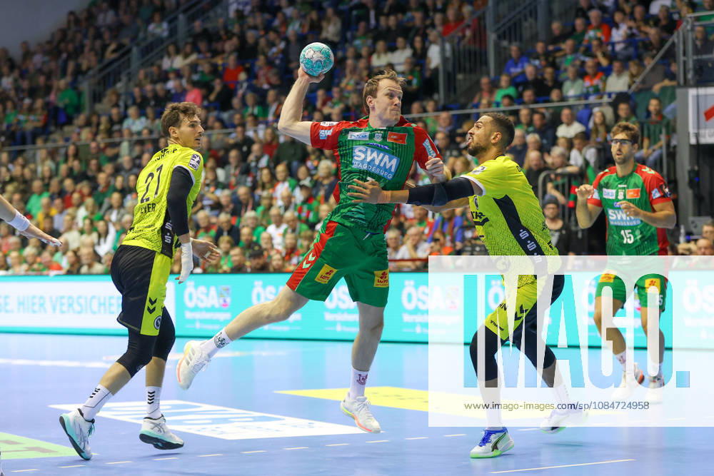 Handball Opel HBL SC Magdeburg vs. TVB Stuttgart, from left: Felix Claar (Magdeburg), 7 takes a shot, goal scorer, scores a goal, Magdeburg