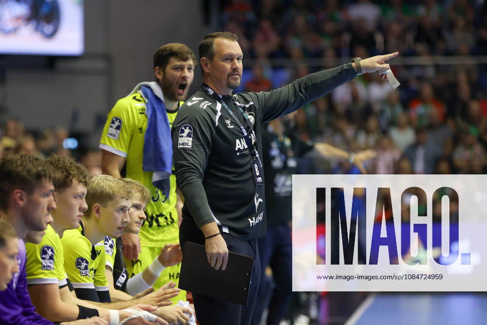Handball Opel HBL SC Magdeburg vs. TVB Stuttgart, from left: Mischa Kaufmann (Stuttgart), coach giving instructions, gesturing with his arms, gesticulate, gives instructions (Magdeburg)
