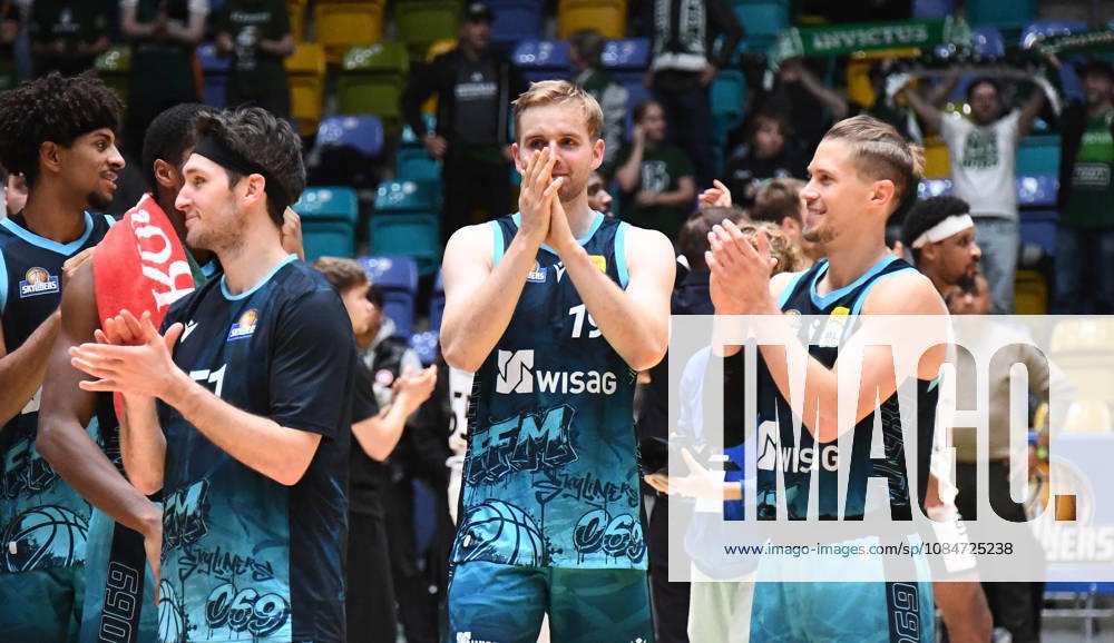 BBL Basketball Cup, Frankfurt Skyliners vs. VET Concept Gladiators Trier, featuring Ryan Arcidiacono of the Fraport Skyliners Frankfurt, Till Pape, Fraport Skyliners Frankfurt; Thomas Klepeisz, Fraport Skyliners Frankfurt; and others celebrate and cheer the victory with the fans, applauding in Frankfurt am Main
