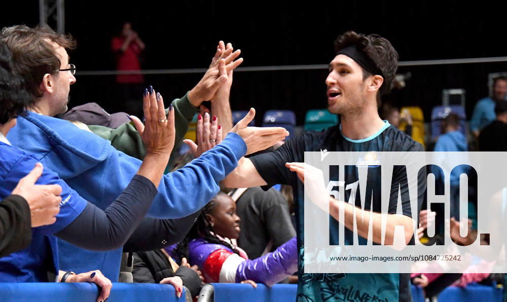 BBL Basketball Cup, Frankfurt Skyliners vs. VET Concept Gladiators Trier; Ryan Arcidiacono of the Fraport Skyliners Frankfurt celebrates and cheers the victory with the fans, high-fiving them in Frankfurt am Main