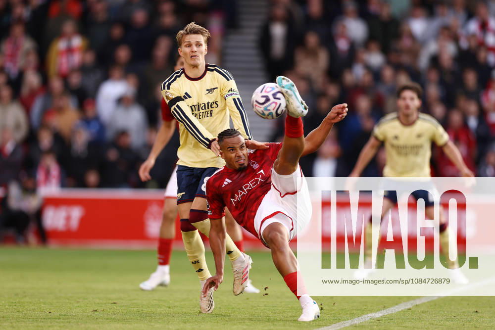 Nottingham Forest gegen Arsenal, 18. Oktober 2026, Nottingham, Premier League, Fußball: Nottingham Forest gegen Arsenal. Murillo von Nottingham Forest versucht unter dem Druck von Martin Odegaard von Arsenal einen Fallrückzieher. Foto: Jacques Feeney. Abseits. Nottingham, Großbritannien