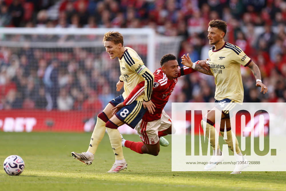 Nottingham Forest gegen Arsenal, 18. Oktober 2026, Nottingham, Premier League, Fußball: Nottingham Forest gegen Arsenal. Dan Ndoye von Nottingham Forest wird von Martin Odegaard (links) und Ben White (rechts) von Arsenal bedrängt. Foto: Jacques Feeney. Abseits. Nottingham, Großbritannien