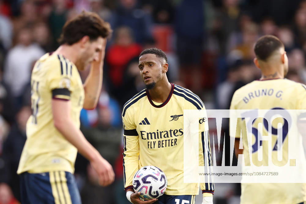 Nottingham Forest gegen Arsenal, 18. Oktober 2026, Nottingham, Premier League, Fußball, Nottingham Forest gegen Arsenal, Ezri Konsa von Arsenal wirkt niedergeschlagen, Foto: Jacques Feeney, Abseits, Nottingham, Großbritannien