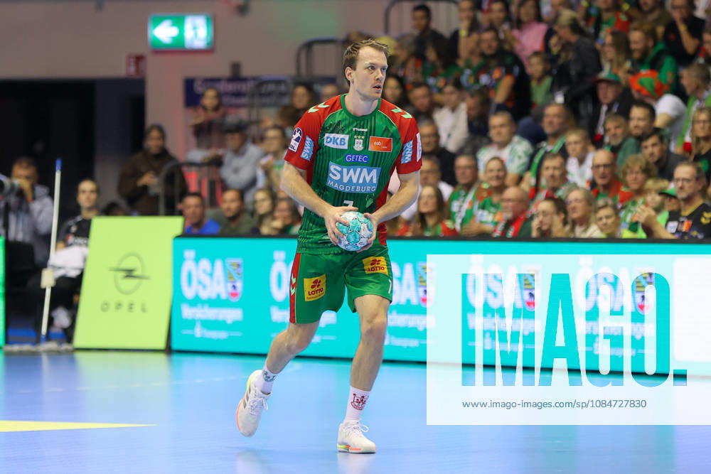 Opel HBL SC Magdeburg vs. TVB Stuttgart, from left: Felix Claar (Magdeburg), 7 on the ball, plays the ball (Magdeburg)