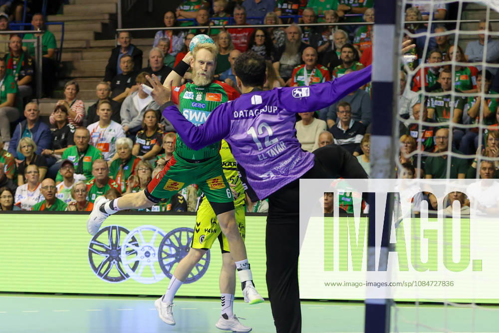 Handball Opel HBL SC Magdeburg vs. TVB Stuttgart, from left: Matthias Musche (Magdeburg), 6 takes a shot, goal scorer, scores a goal, Magdeburg