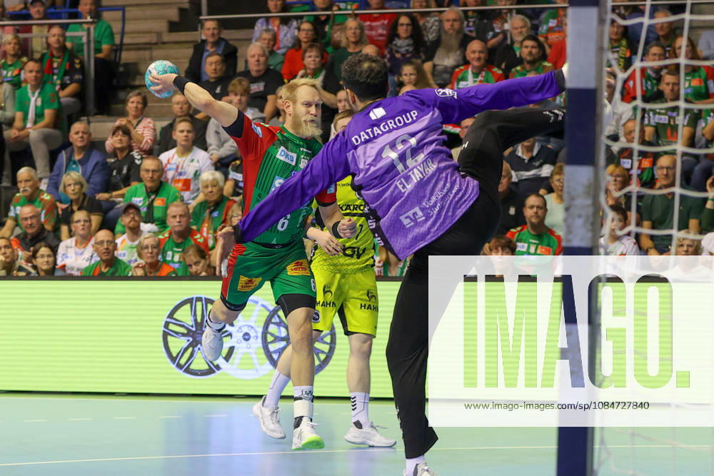 Handball Opel HBL SC Magdeburg vs. TVB Stuttgart, from left: Matthias Musche (Magdeburg), 6 takes a shot, goal scorer, scores a goal, Magdeburg