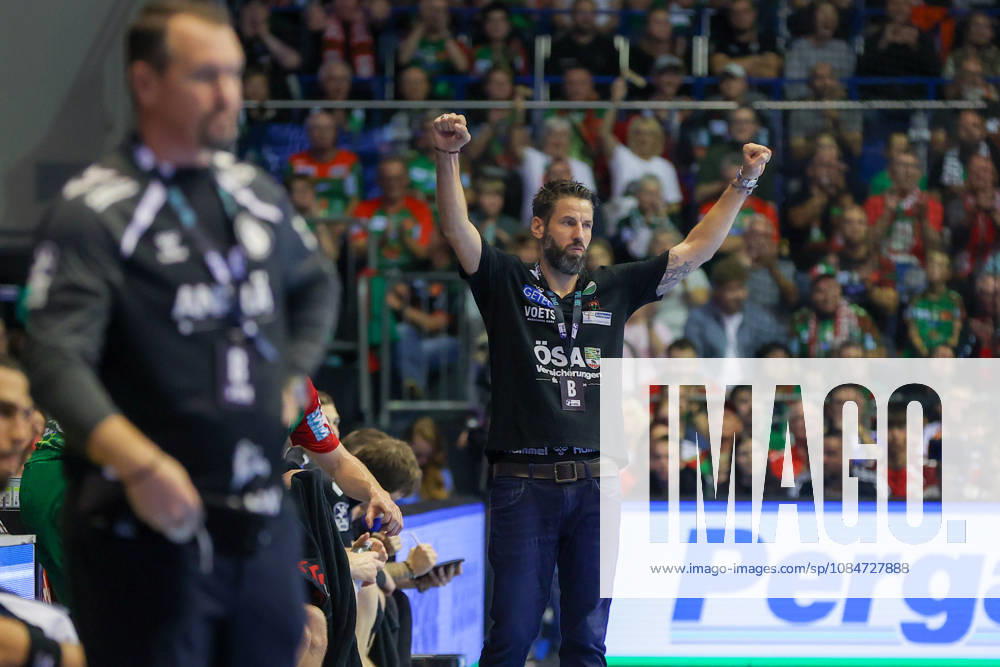 Handball, Opel HBL, SC Magdeburg vs. TVB Stuttgart,, from left: Bennet Wiegert (Magdeburg), coach celebrating, goal celebration, celebrating the goal, Magdeburg celebration