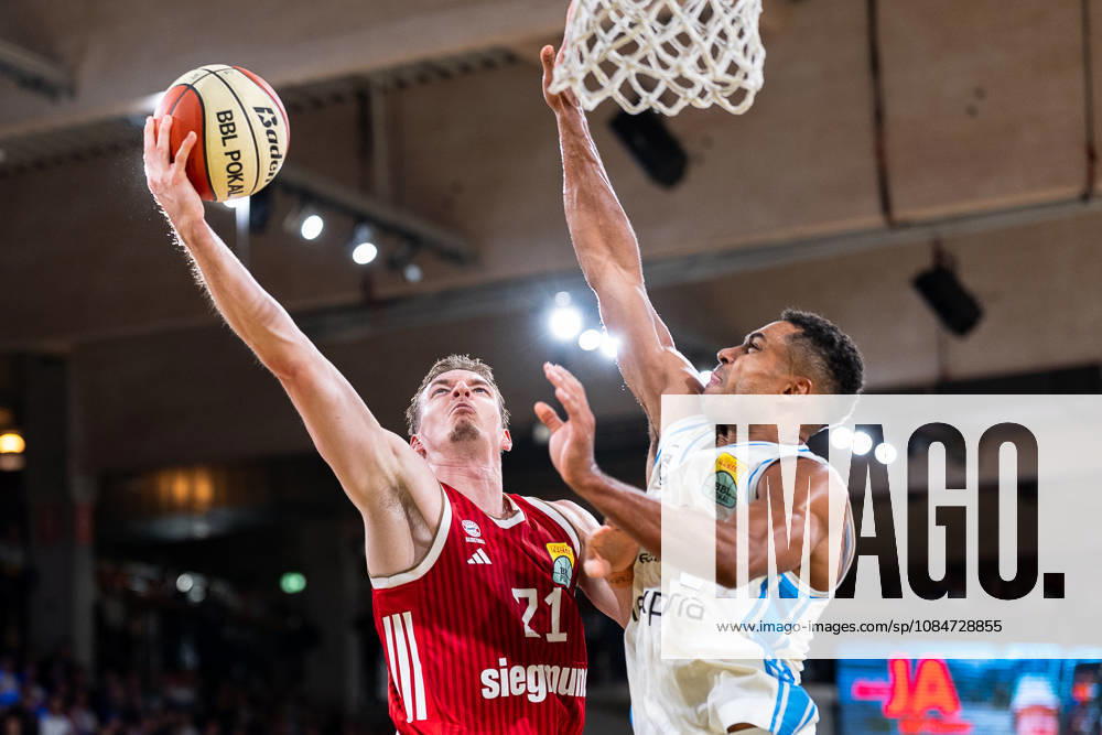 Justus Hollatz, FC Bayern Munich Basketball, scores a layup against Kenneth Ogbe of Veolia Towers Hamburg, 25, GER, Veolia Towers Hamburg vs. FC Bayern Munich Basketball, Basketball, Netto BBL Cup, Round of 16, 2026–2027 Season, October 18, 2026, GER, Veolia Towers Hamburg vs. FC Bayern Munich Basketball, Basketball, Netto BBL Cup, Round of 16, 2026–2027 season, October 18, 2026, Hamburg
