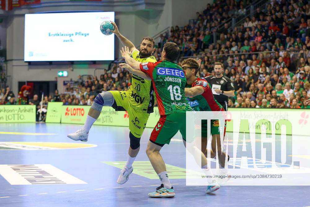 Handball Opel HBL SC Magdeburg vs. TVB Stuttgart, from left: Mohamed Amine Darmoul (Stuttgart), 70, Elvar Oern Jonsson (Magdeburg), 19, tackle, duel, battle, Magdeburg
