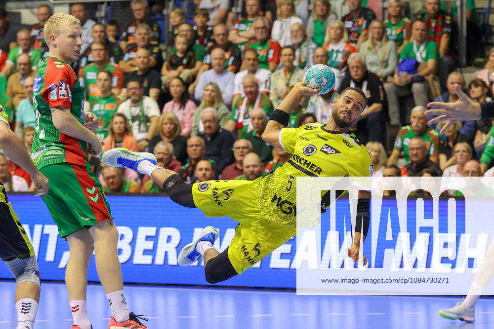 Handball Opel HBL SC Magdeburg vs. TVB Stuttgart, from left: Philipp Ahouansou (Stuttgart), 5 goals, goal scorer, scores a goal, goal, scores the goal (Magdeburg)