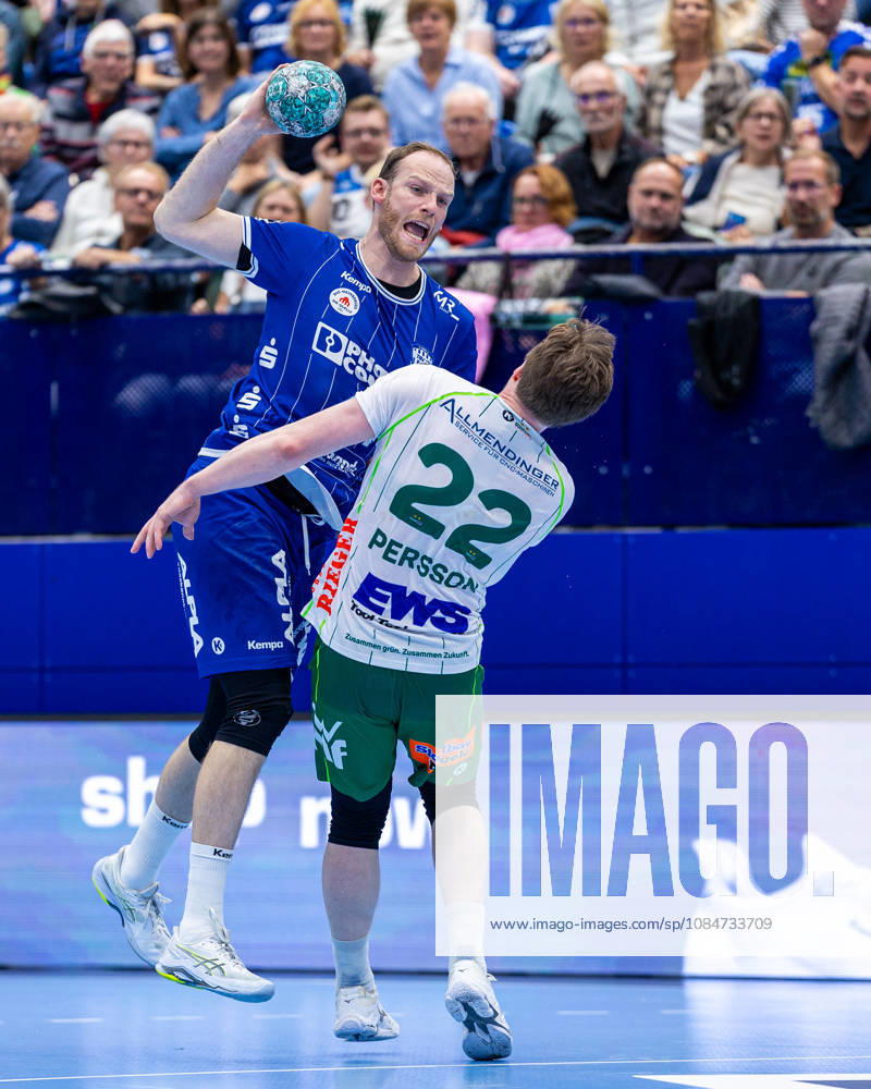 L R Lenny Rubin (TBV Lemgo Lippe), 44, in a one-on-one battle with Erik Persson (Frisch Auf Göppingen), 22, GER, TBV Lemgo Lippe vs. Frisch Auf Göppingen, Handball, 1st Bundesliga, Matchday 9, 2026–2027 season, October 18, 2026 GER, TBV Lemgo Lippe vs. Frisch Auf Göppingen, Handball, 1st Bundesliga, Matchday 9, 2026–2027 season, October 18, 2026 Lemgo
