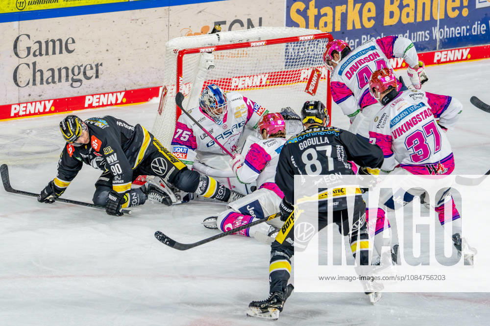 Ice Hockey, DEL, Krefeld Pinguine vs. Eisbären Berlin, 2026–27 Season, YAYLA Arena, Krefeld: Adam Smith (Eisbären Berlin 04), Brandon Davidson (Eisbären Berlin 44), Markus Vikingstad (Eisbären Berlin 37) defend the goal with goalie Jonas Neffin (Eisbären Berlin 75) against Philip Gogulla (Krefeld Pinguine 87) and Adam Payerl (Krefeld Pinguine 90 North Rhine-Westphalia, Germany